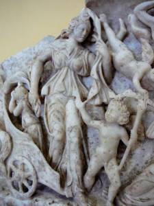 Η θεά Σελήνη σε ρωμαϊκή σαρκοφάγο, περ. 210 μ.0, Getty Villa. Φωτο Χ. Μήνη.