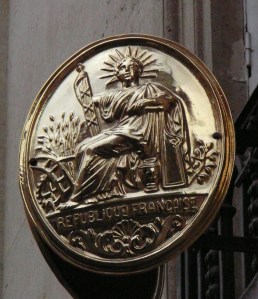 Η θεά Ελευθερία με το στέμμα του θεού Ήλιου. Ανάγλυφο που βρίσκεται στο Παρίσι.