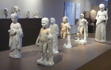 Βραυρώνα αγάλματα παιδιών